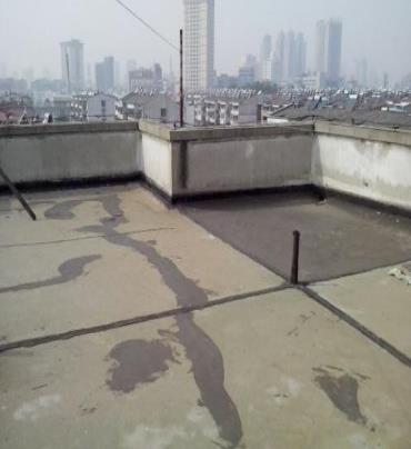 吐鲁番漏水维修 楼顶漏水是什么原因，楼顶漏水维修方法是什么?